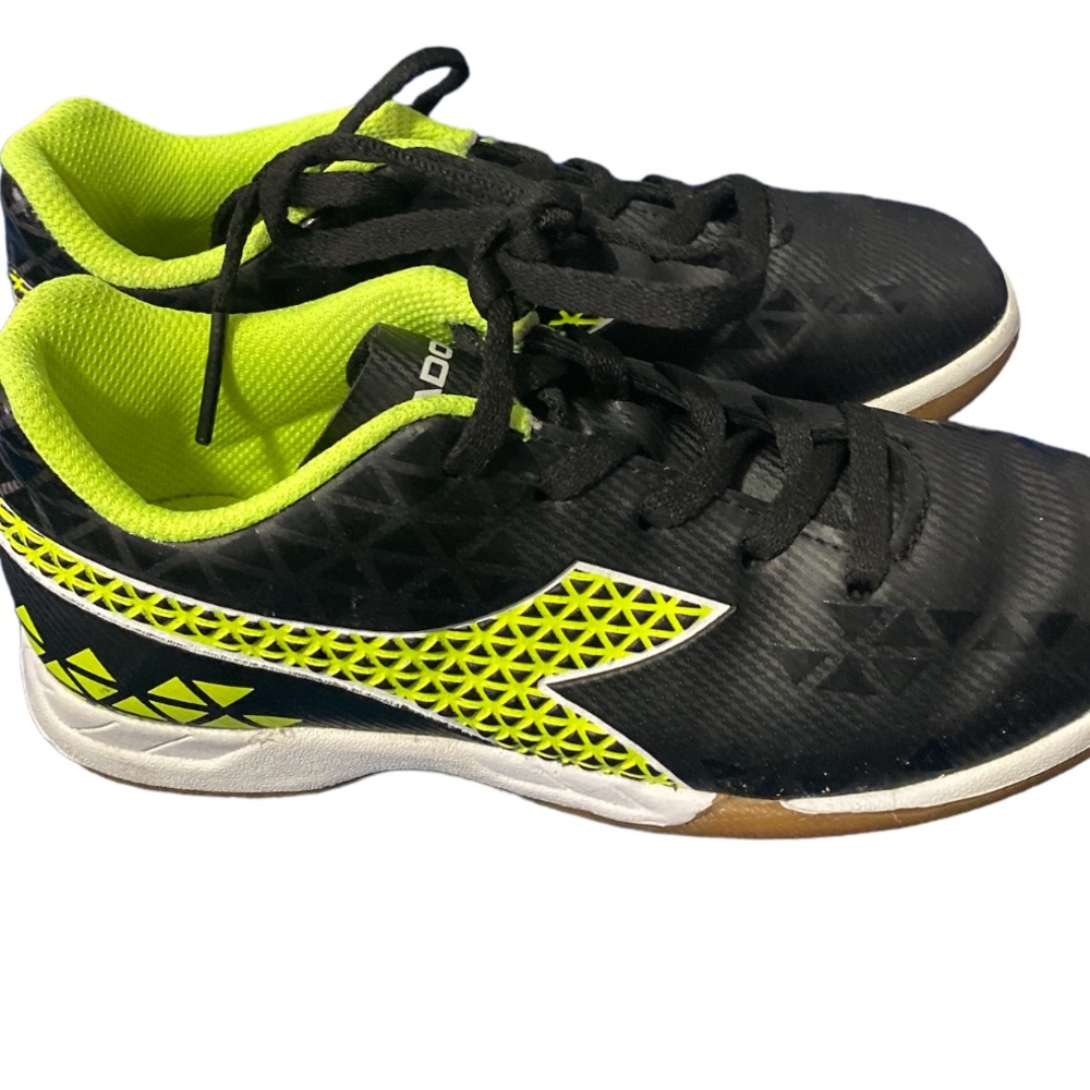 Diadora youth kids indoor soccer shoes/sneakers size 1, amazing new condition